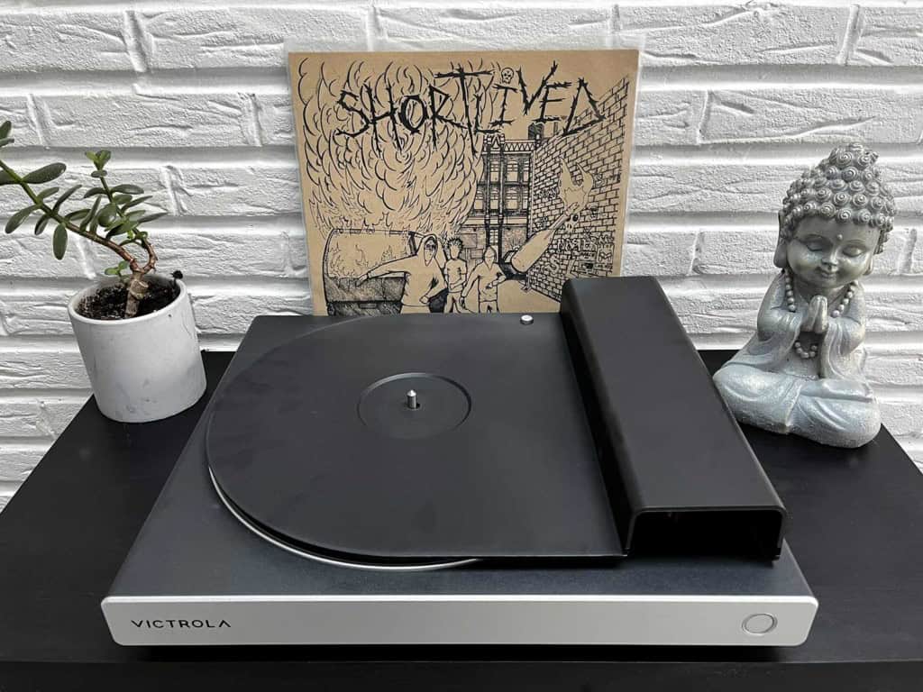 La platine Bluetooth Victrola Hi-Res Carbon avec son cache poussière