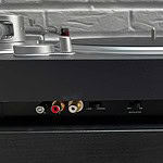 la connectique de la platine Bluetooth Victrola Hi-Res Carbon