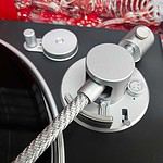 Le bras de la platine Bluetooth Victrola Hi-Res Carbon