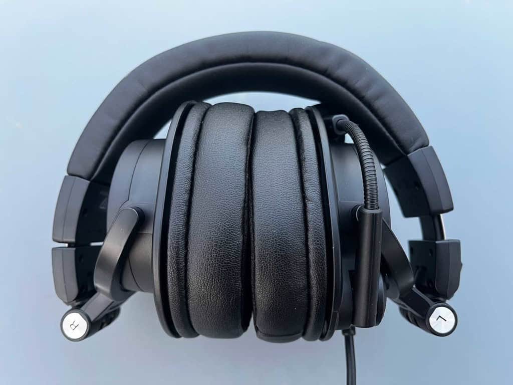 Le casque Audio-Technica ATH-M50xSTS plié sur une table