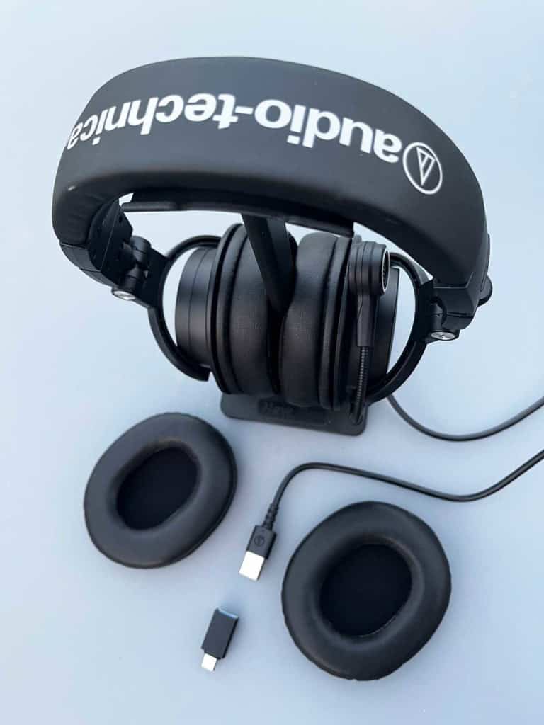 Le casque Audio-Technica ATH-M50xSTS posé sur une table