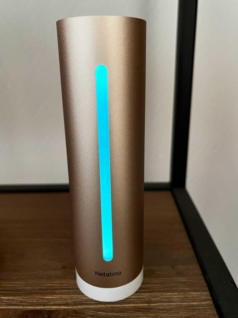 Le Capteur de Qualité de l'Air Intérieur Intelligent Netatmo posé sur un meuble