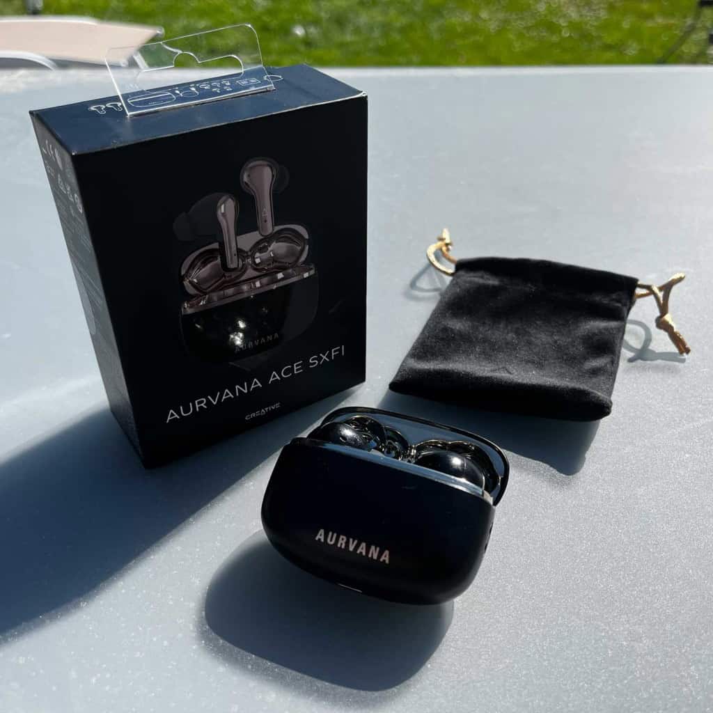 Les Creative Aurvana Ace SXFI posés sur une table