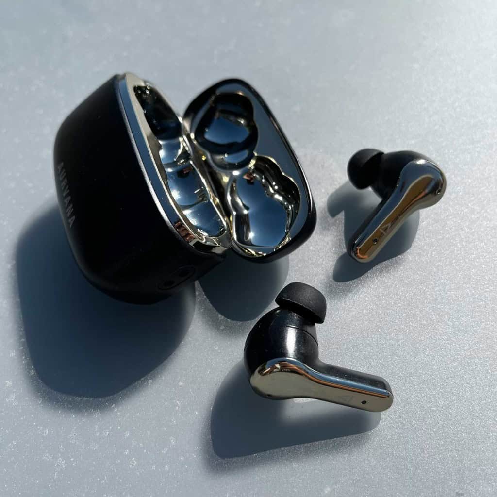 Les Creative Aurvana Ace SXFI posés sur une table