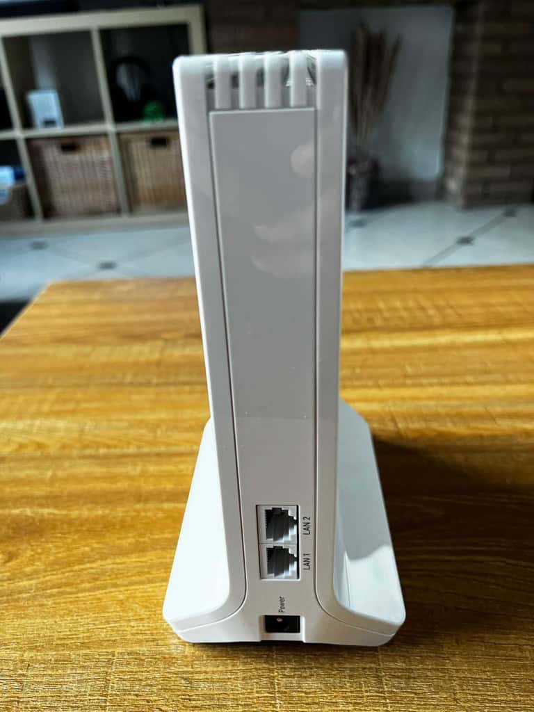 Gros plan sur les ports Ethernet d'un répéteur FRITZ!Mesh Set 4200