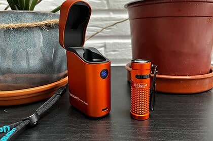 La lampe Olight Baton 4 et son étui posés sur une table