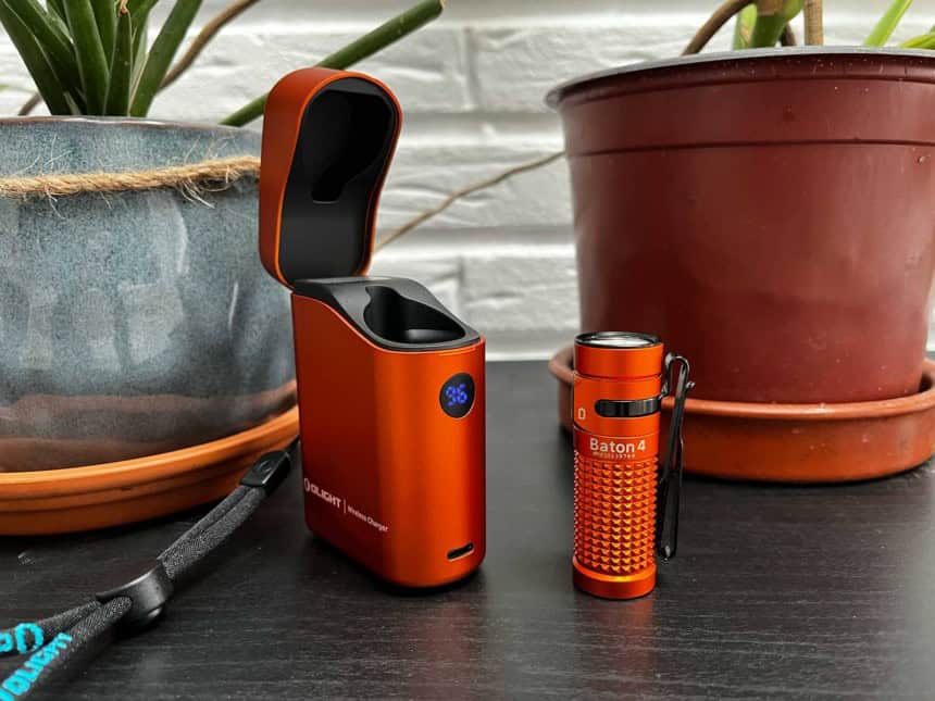 La lampe Olight Baton 4 et son étui posés sur une table