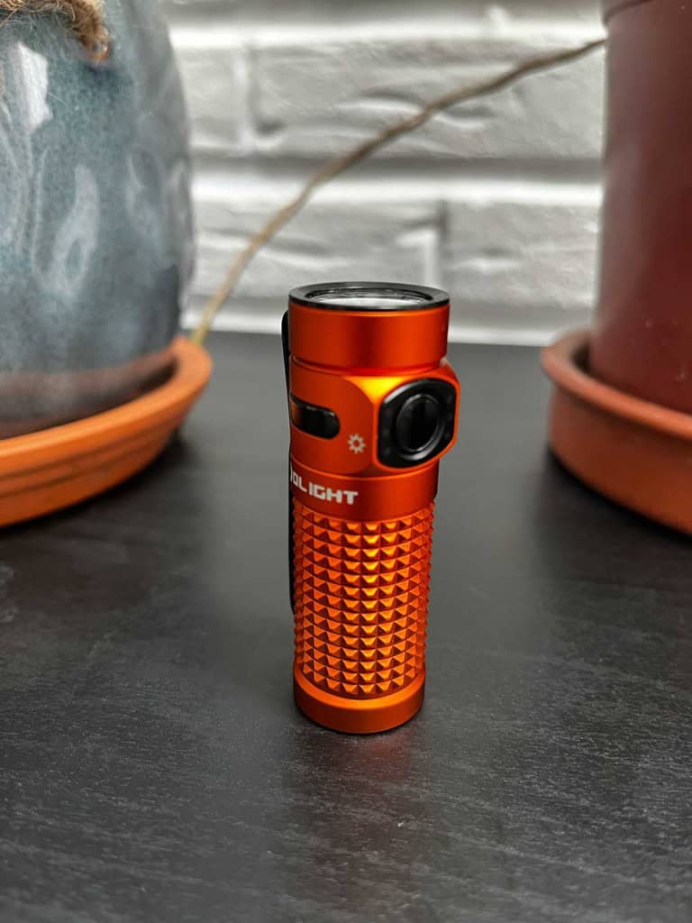 La lampe Olight Baton 4 posée sur une table
