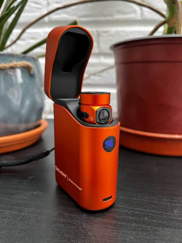 La lampe Olight Baton 4 dans son étui posée sur une table