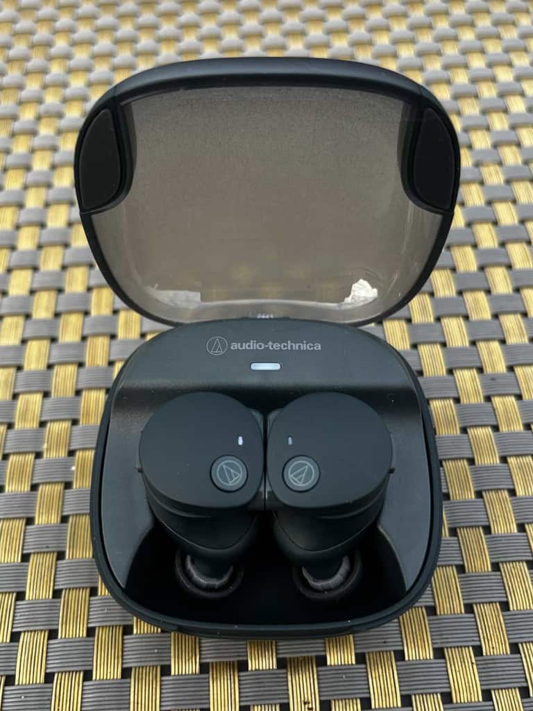 Les Audio-Technica ATH-CKS50TW2 dans leur boitier de recharge