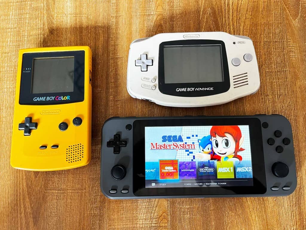 La Retrobox Portable à côté d'autres consoles portables
