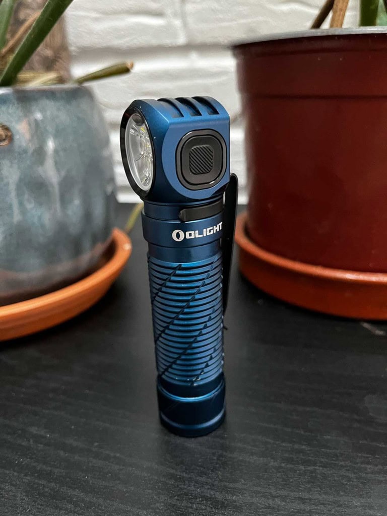 La lampe Olight Perun 3 posée sur une table