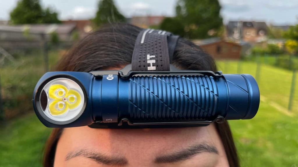 La lampe Olight Perun 3 posée sur son bandeau de tête