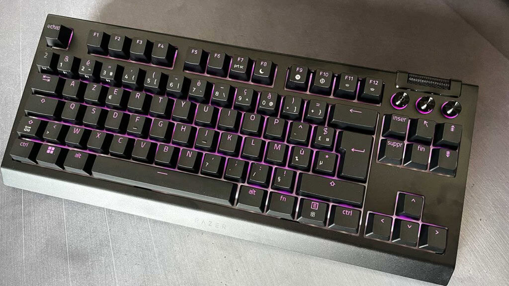 Le Razer BlackWidow V4 Tenkeyless HyperSpeed posé sur un tapis de souris