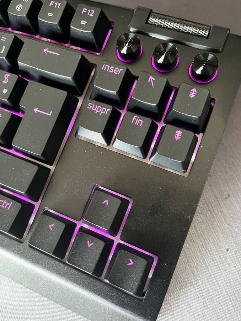 Gros plan sur le Razer BlackWidow V4 Tenkeyless HyperSpeed