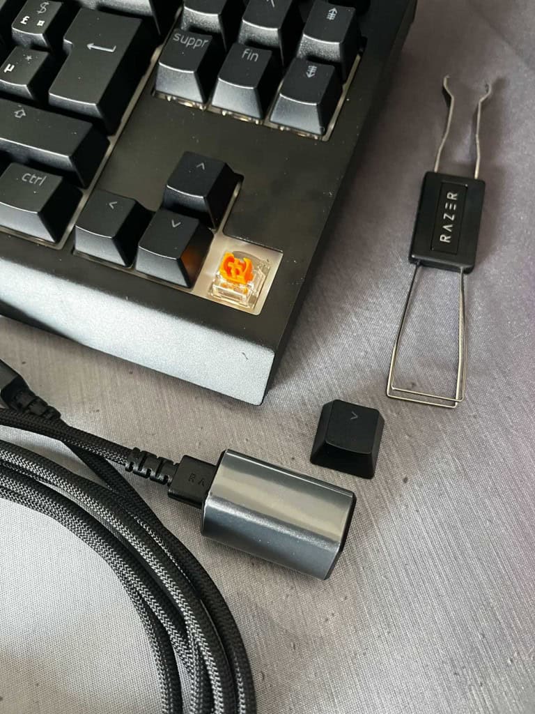 Le Razer BlackWidow V4 Tenkeyless HyperSpeed et ses accessoires