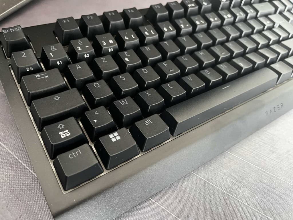 Gros plan sur le Razer BlackWidow V4 Tenkeyless HyperSpeed