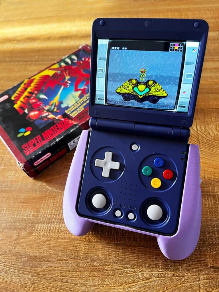 La console Anbernic RG34XXSP et un jeu SNES