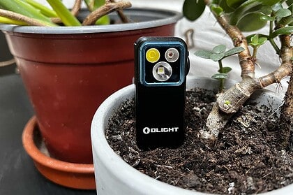 La Olight Oclip Pro dans un pot de fleurs