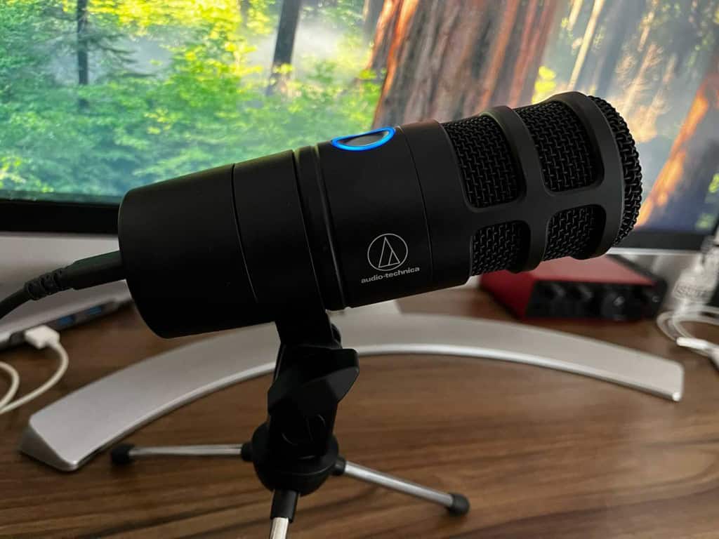Le micro Audio-Technica AT2040USB posé sur un bureau