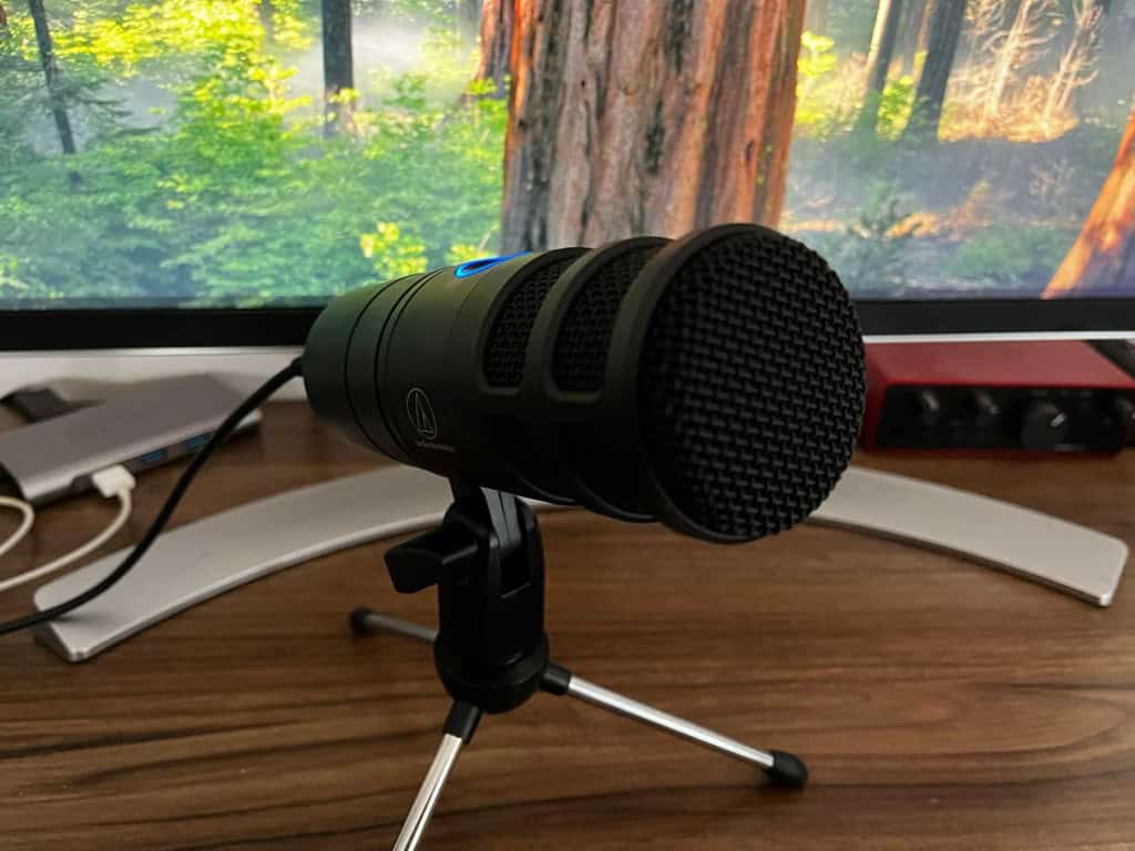 Le micro Audio-Technica AT2040USB posé sur un bureau