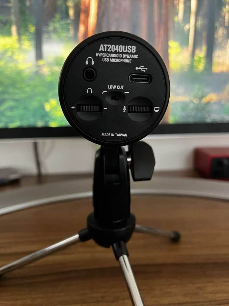 L'arrière du micro Audio-Technica AT2040USB posé sur un bureau