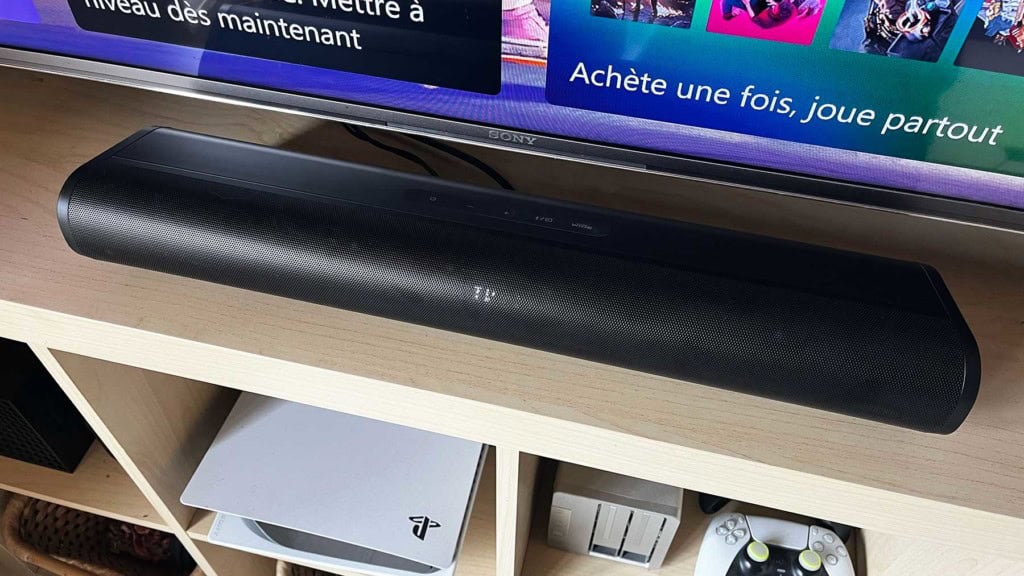 La Creative Stage Pro posée sous une télé