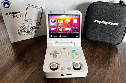 La console Miyoo Flip V2 posée sur un bureau