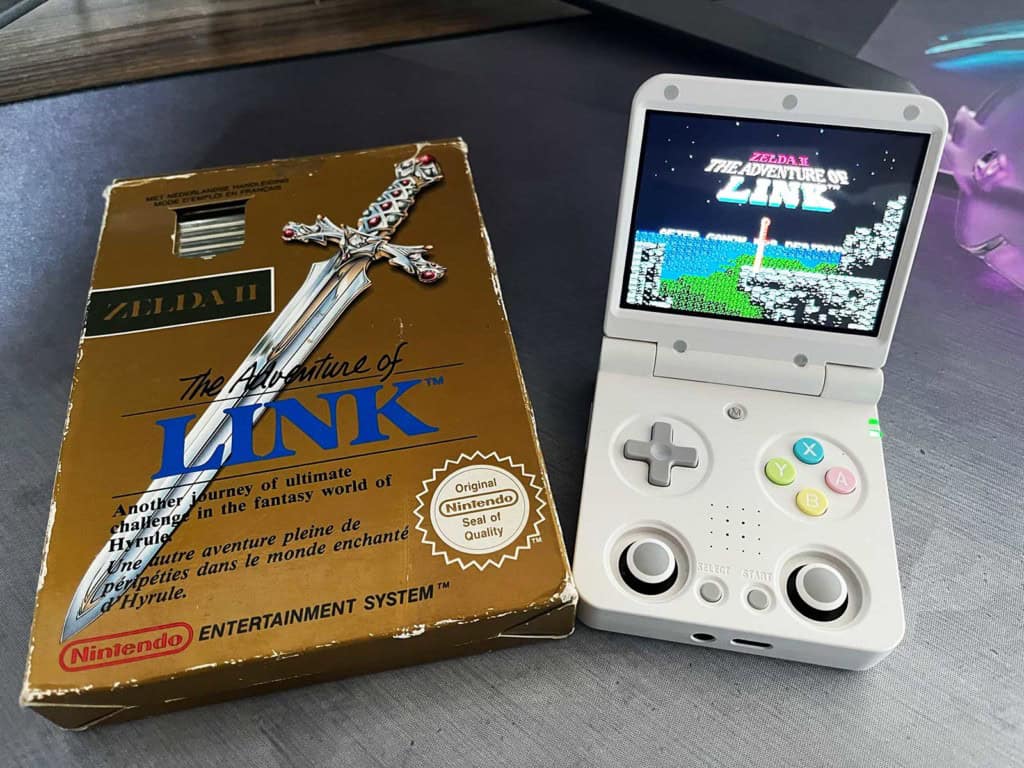 La Miyoo Flip V2 à côté d'un jeu rétro