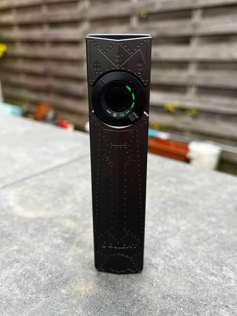 La Olight ArkPro posée sur un muret