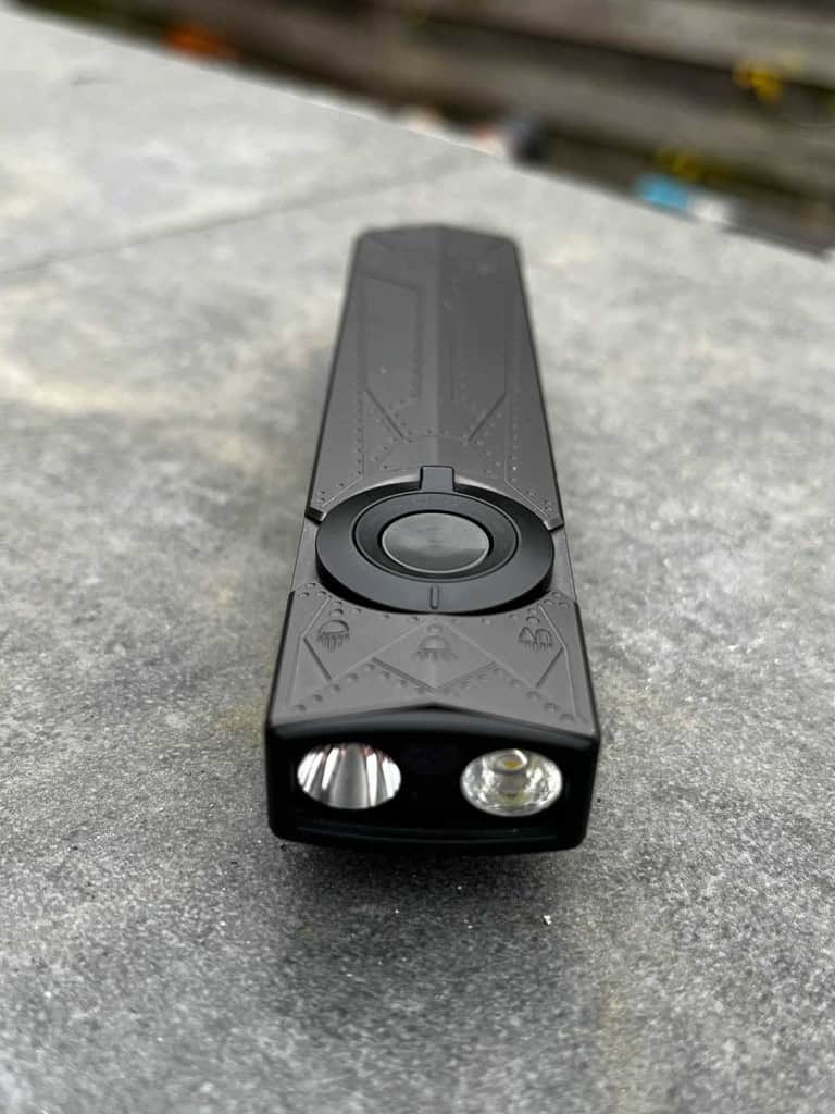 La Olight ArkPro posée sur un muret