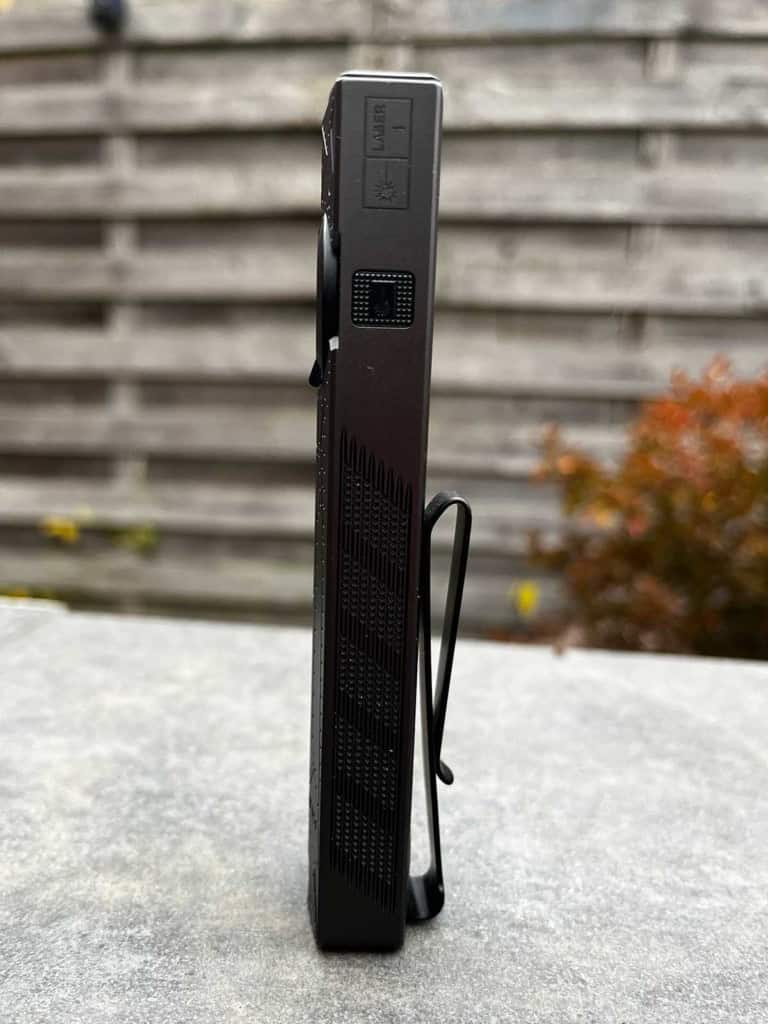 La Olight ArkPro posée sur un muret