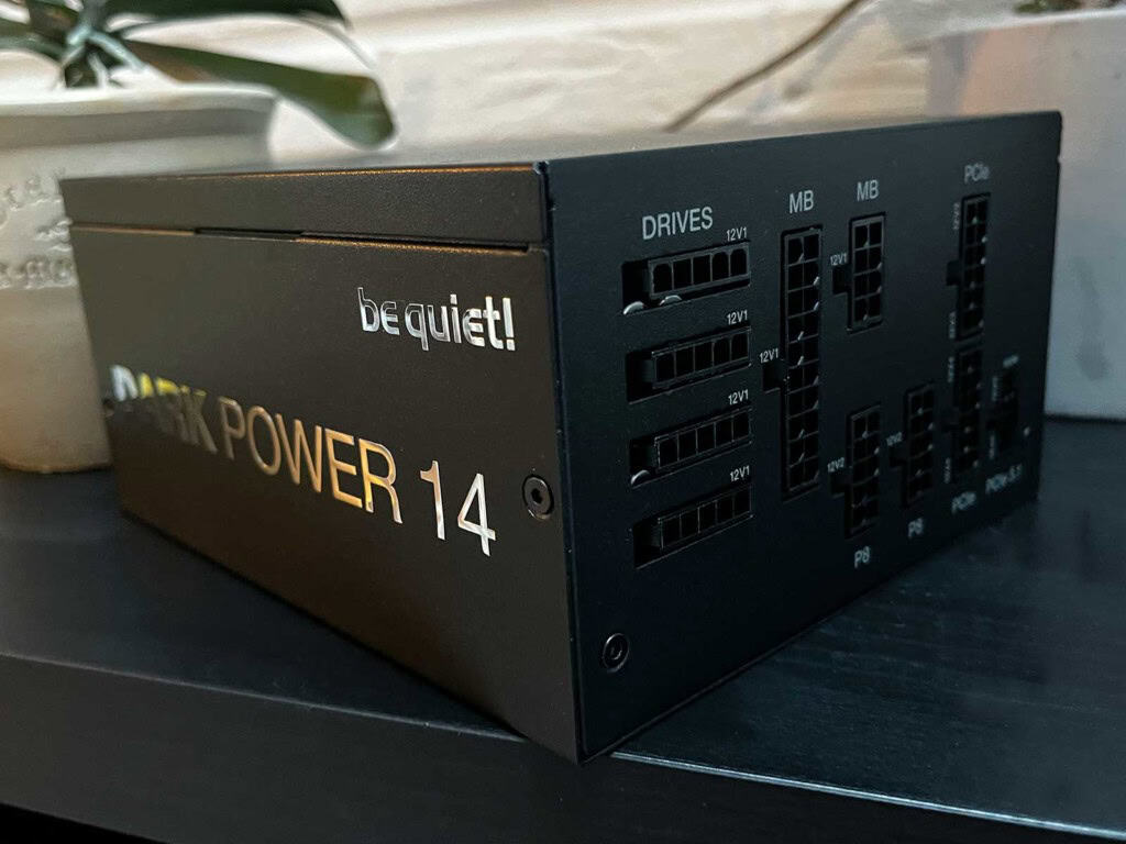 La be quiet! Dark Power 14 posée sur un meuble