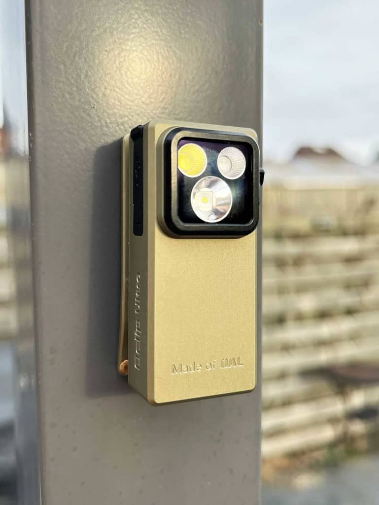 La fixation magnétique de la lampe Olight Oclip Ultra