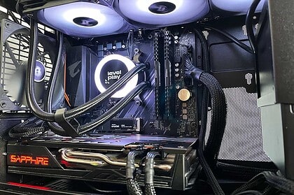 Le Levelplay Combat Liquid 360 SE installé dans un PC