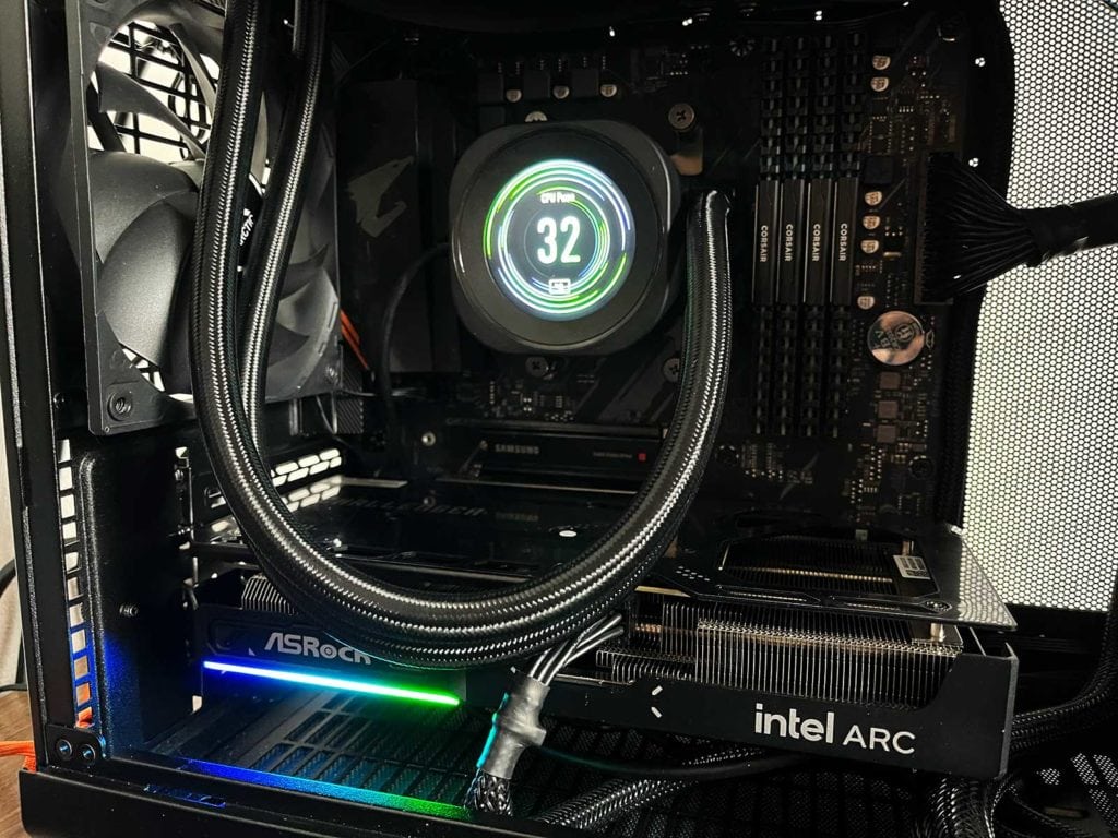 Le Corsair Nautilus 360 RS LCD installé dans un PC