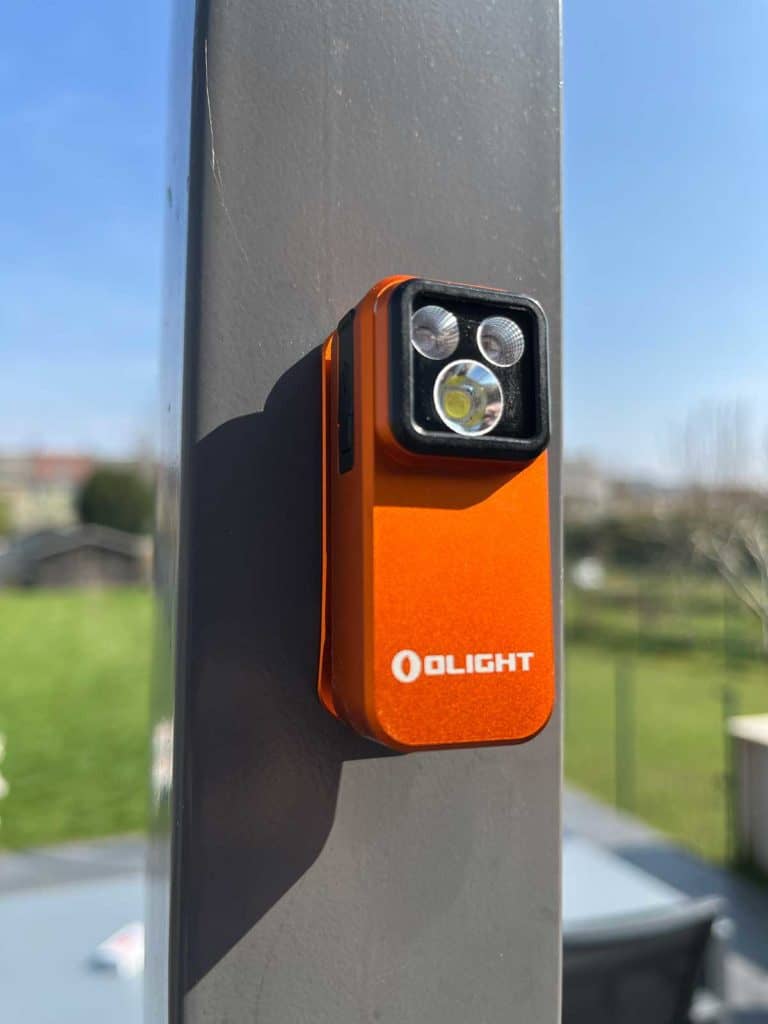 La Olight Oclip Pro S aimantée à un poteau