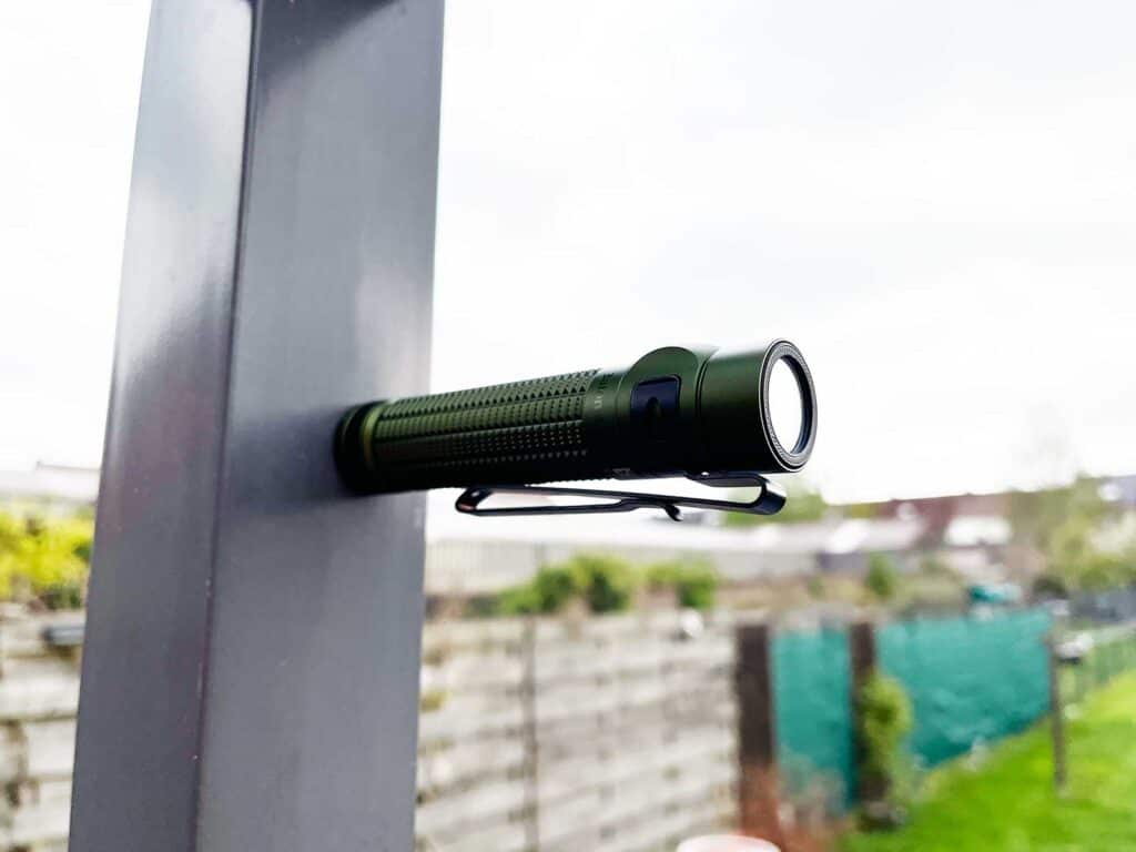 La Olight Baton 4 Pro fixée à un poteau
