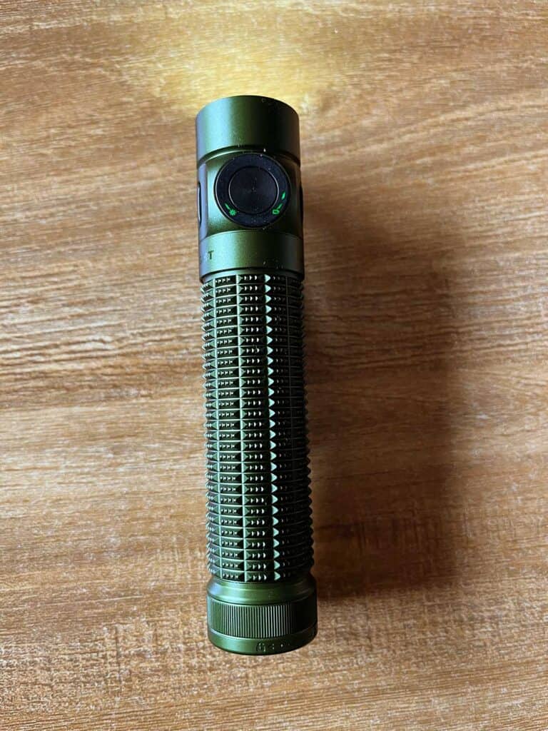 La Olight Baton 4 Pro posée sur une table