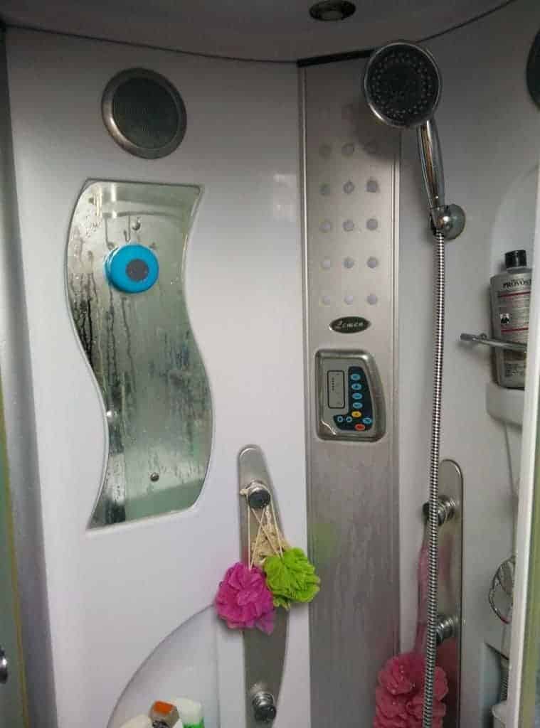 Olixar Aquafonik : Sur le miroir de la cabine de douche de ma chambre