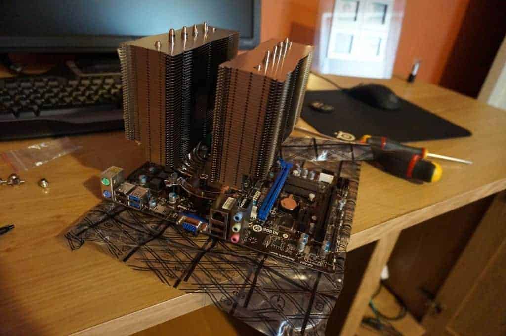 Noctua DH15 - Il est presque plus grand que la carte mère