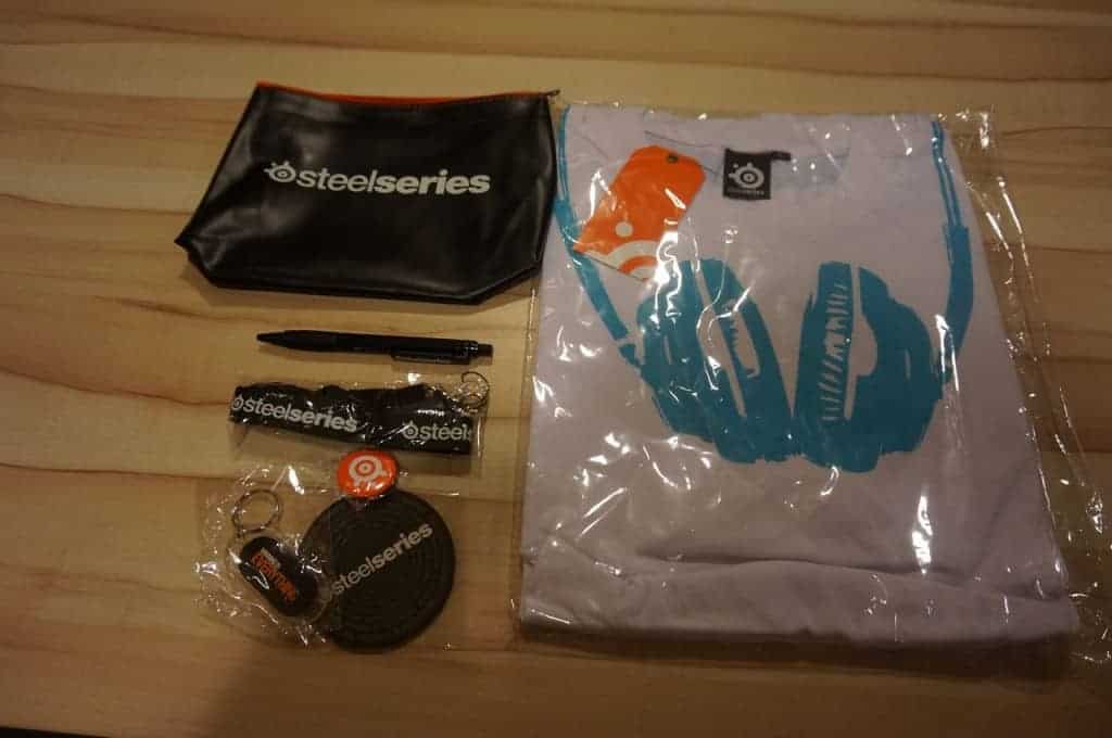 Goodies Bag Steelseries avec tshirt, stylo, pins , porte clés, sacoche, neckless