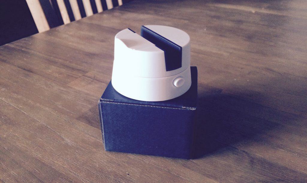 Je pense pas qu'on puisse faire plus basique comme support tournant pour smartphones.