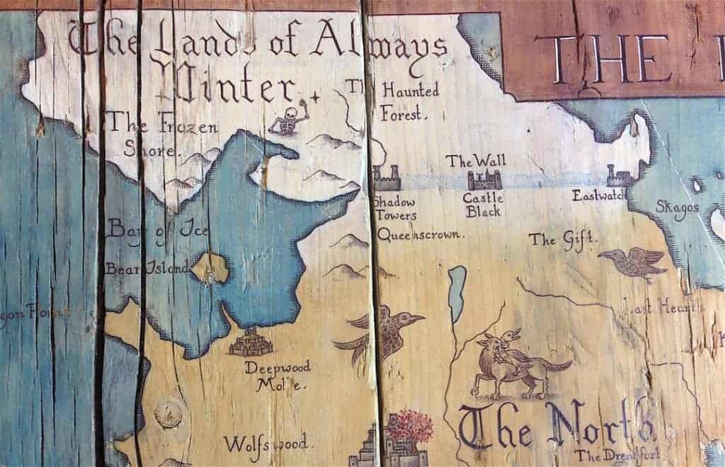Le mur, le nord et les morts vivants qui y habitent ne manquent évidemment pas à l'appel