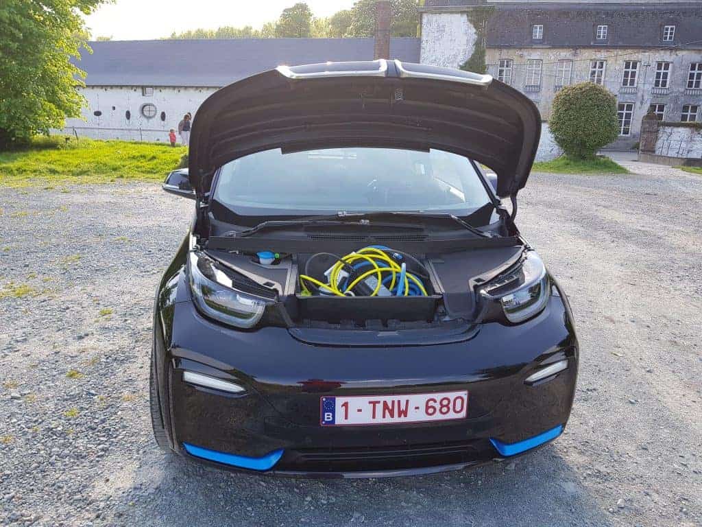 Bmw i3s - les câbles de recharge se trouvent à l'avant.