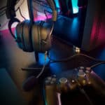 Le casque GXT 414 branché à une manette Playstation