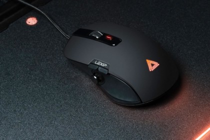 La LEXIP Np93 Alpha posée sur un tapis de souris