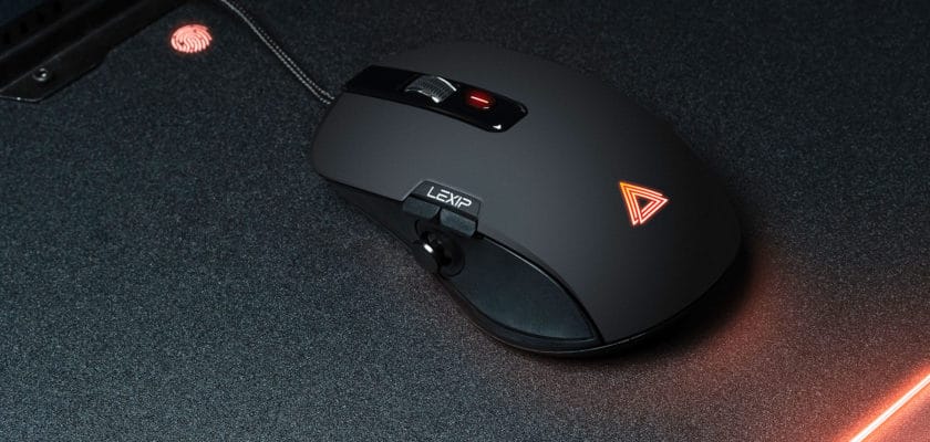 La LEXIP Np93 Alpha posée sur un tapis de souris