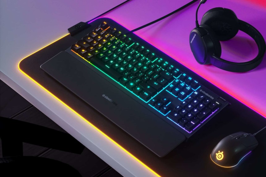 Le SteelSeries Apex 3 posé sur un bureau