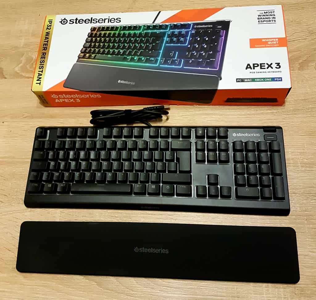 Le SteelSeries Apex 3 fraîchement déballé